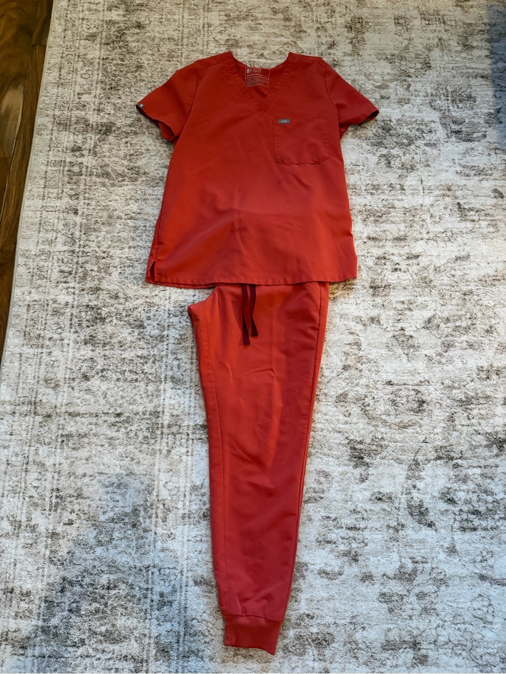 Women’s figs orange/salmon scrub set